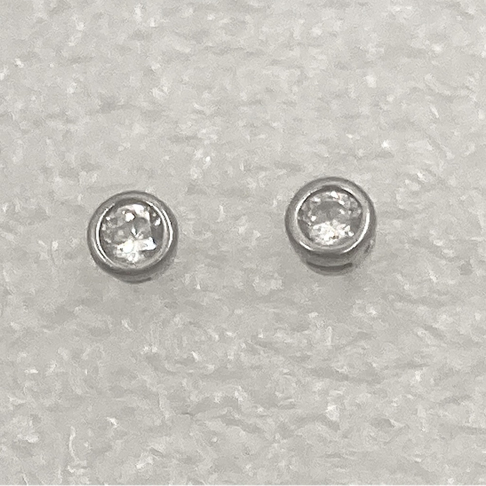 Vtg Sterling Silver Round Clear / White Bezel Set CZ Stud Earrings / 5mm